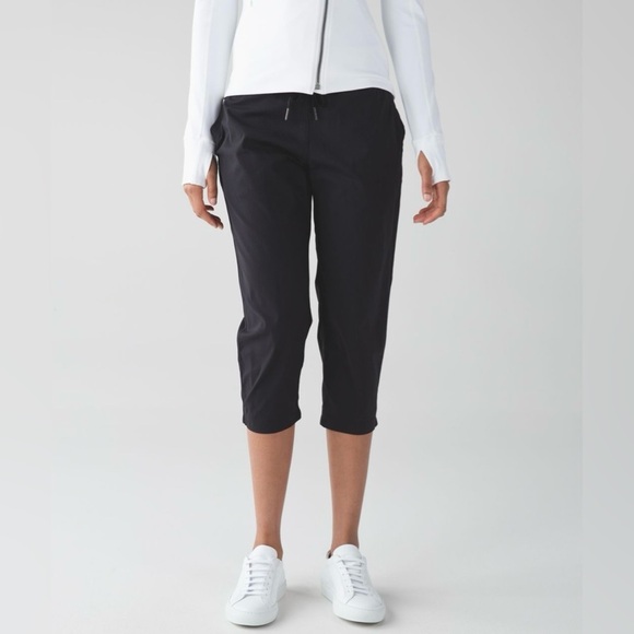 Lululemon Studio Crop II Pant Jogger – Black
Size 4 | Excellent Condition - Rare - Picture 1 of 10